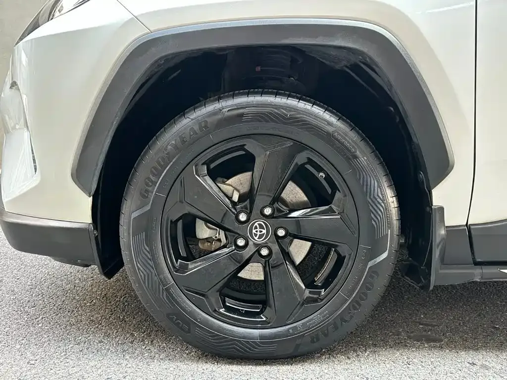 Toyota RAV4 — фото 5