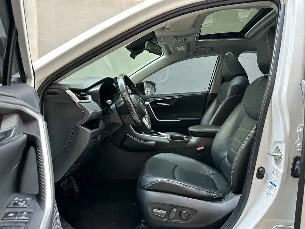 Toyota RAV4 — фото 6