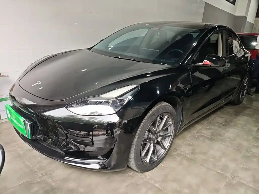 Tesla Model 3 — фото 1