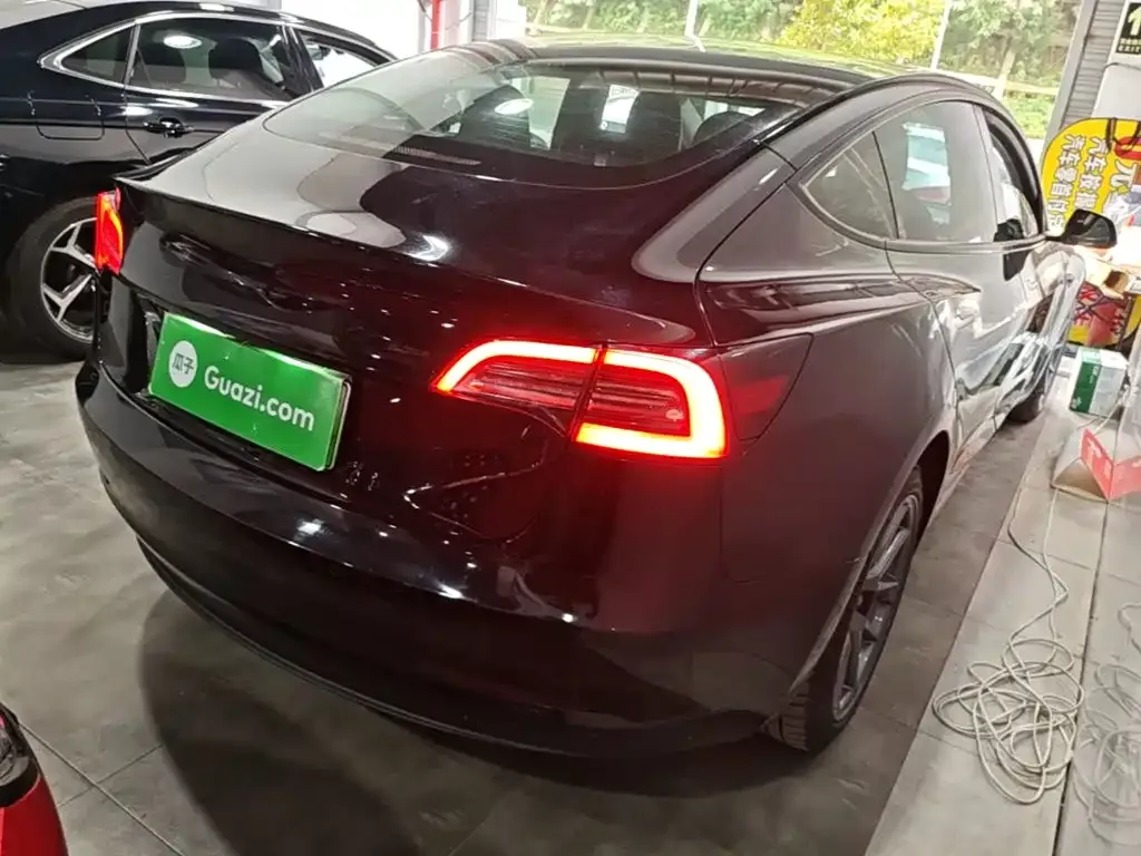 Tesla Model 3 — фото 10