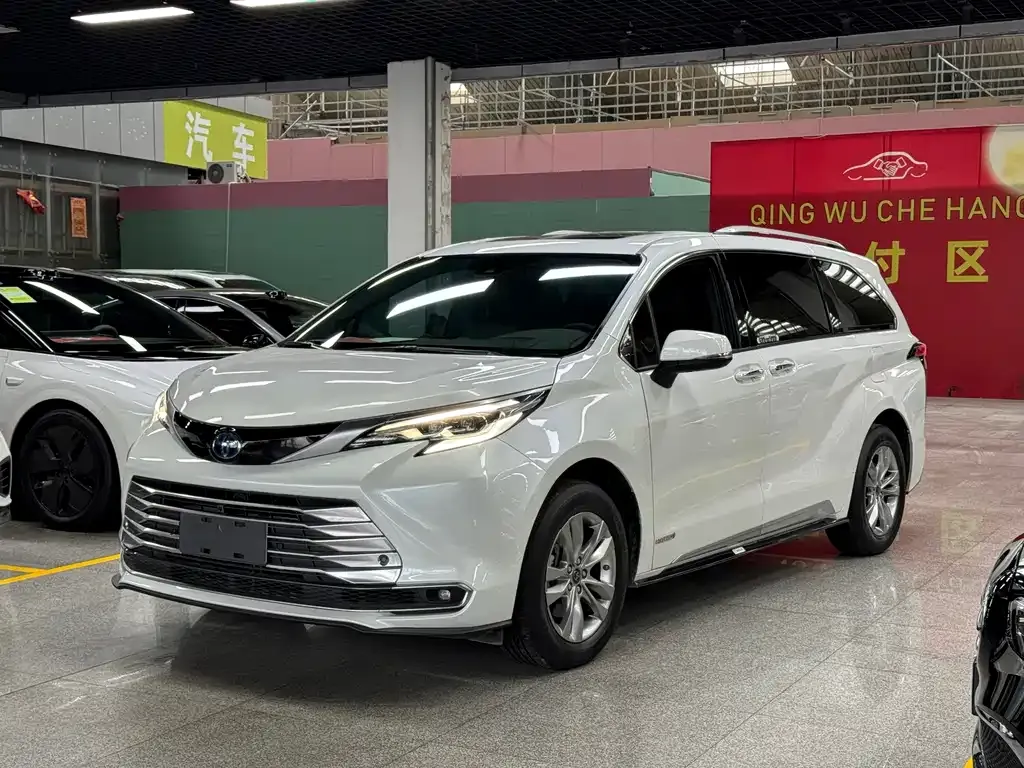 Toyota Sienna — фото 1