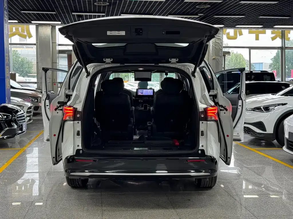 Toyota Sienna — фото 2
