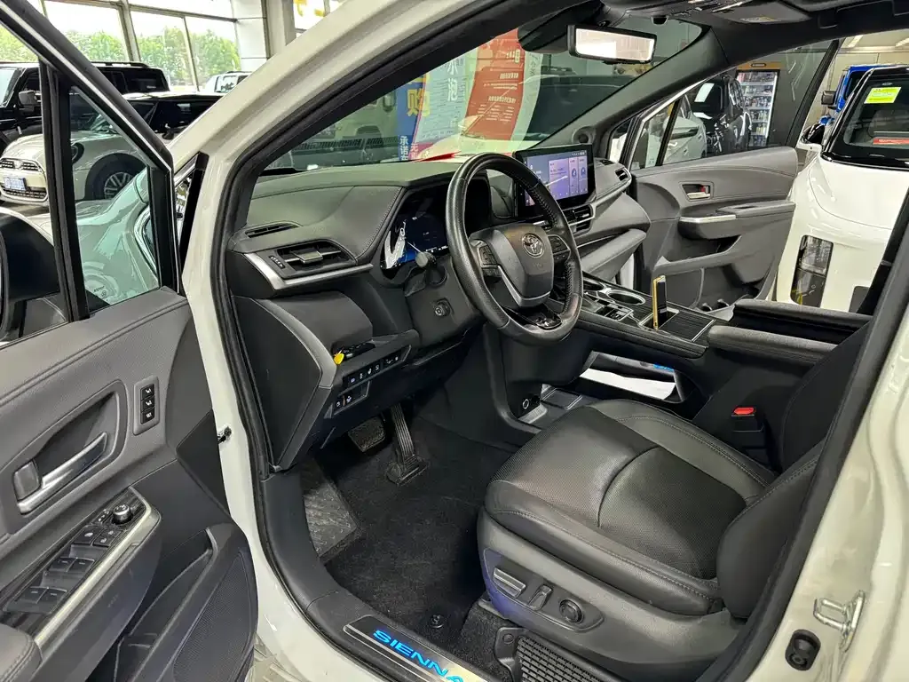 Toyota Sienna — фото 3