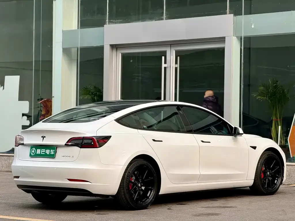 Tesla Model 3 — фото 10