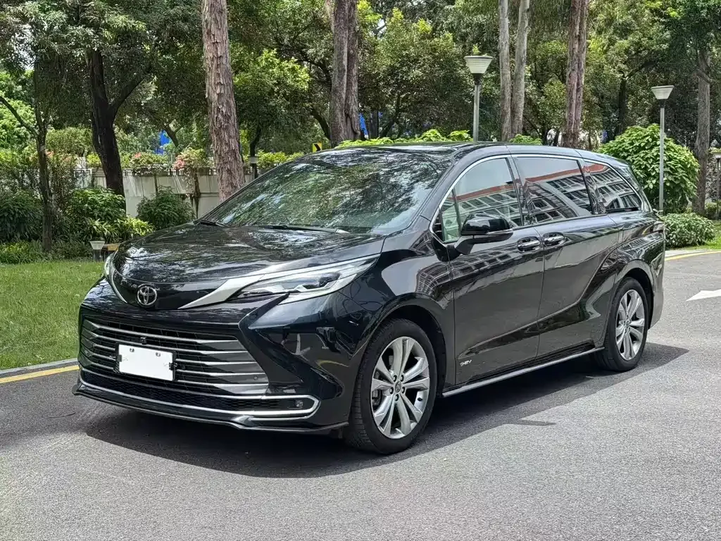 Toyota Sienna — фото 1