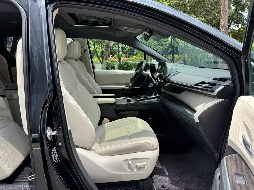 Toyota Sienna — фото 3