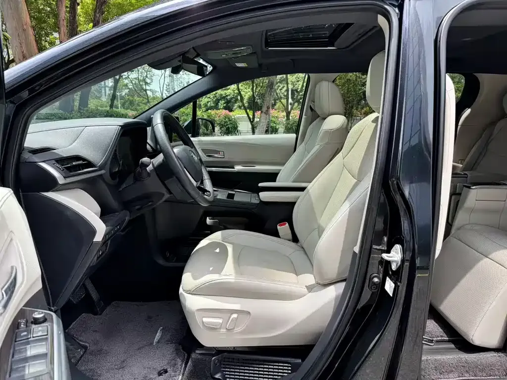 Toyota Sienna — фото 2
