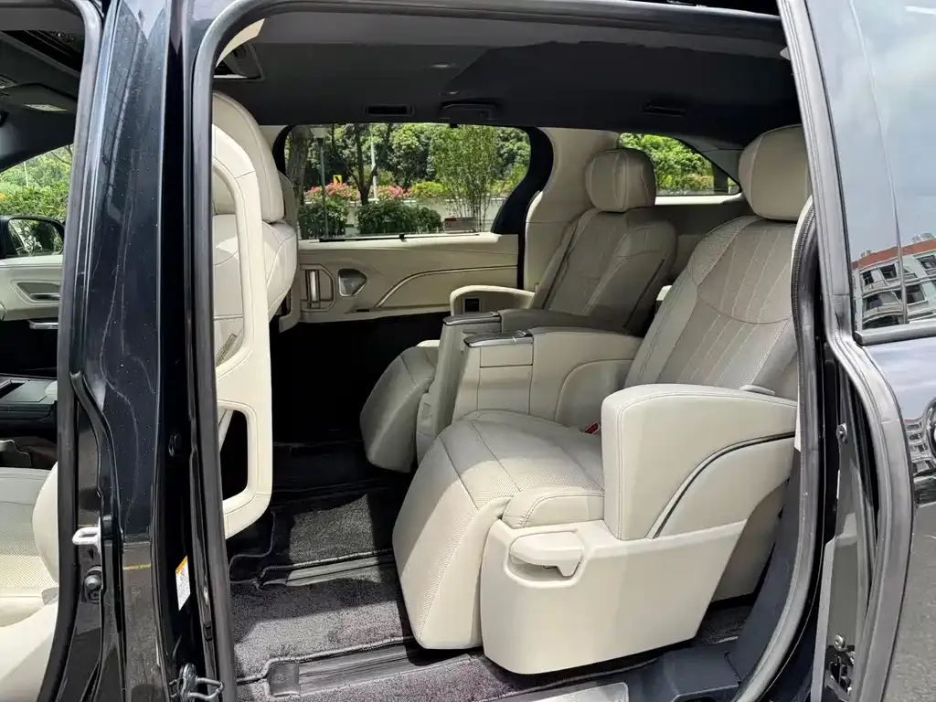 Toyota Sienna — фото 9