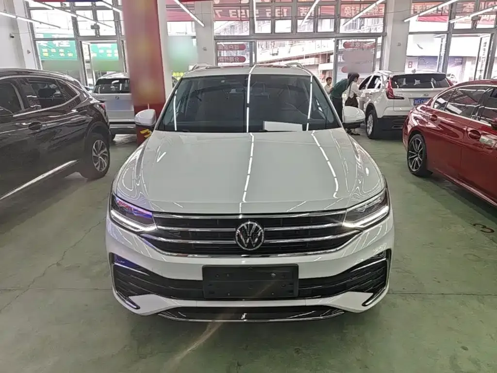 Volkswagen Tiguan L — фото 7