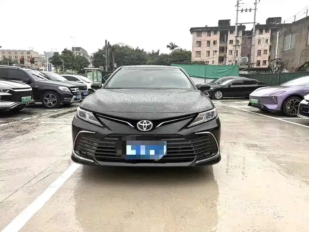 Toyota Camry — фото 1