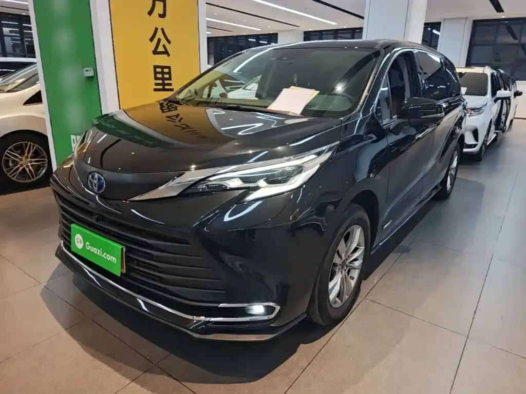 Toyota Sienna — фото 1