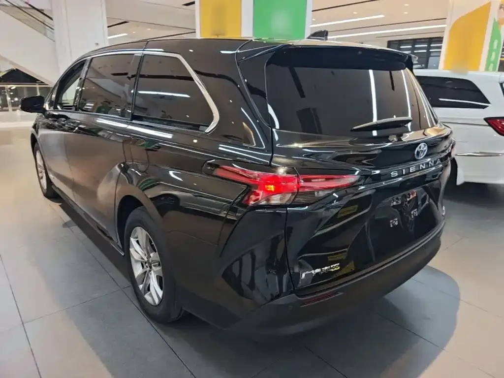 Toyota Sienna — фото 3