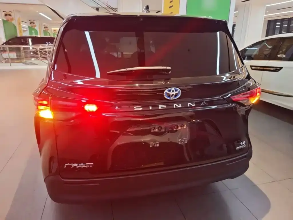 Toyota Sienna — фото 2
