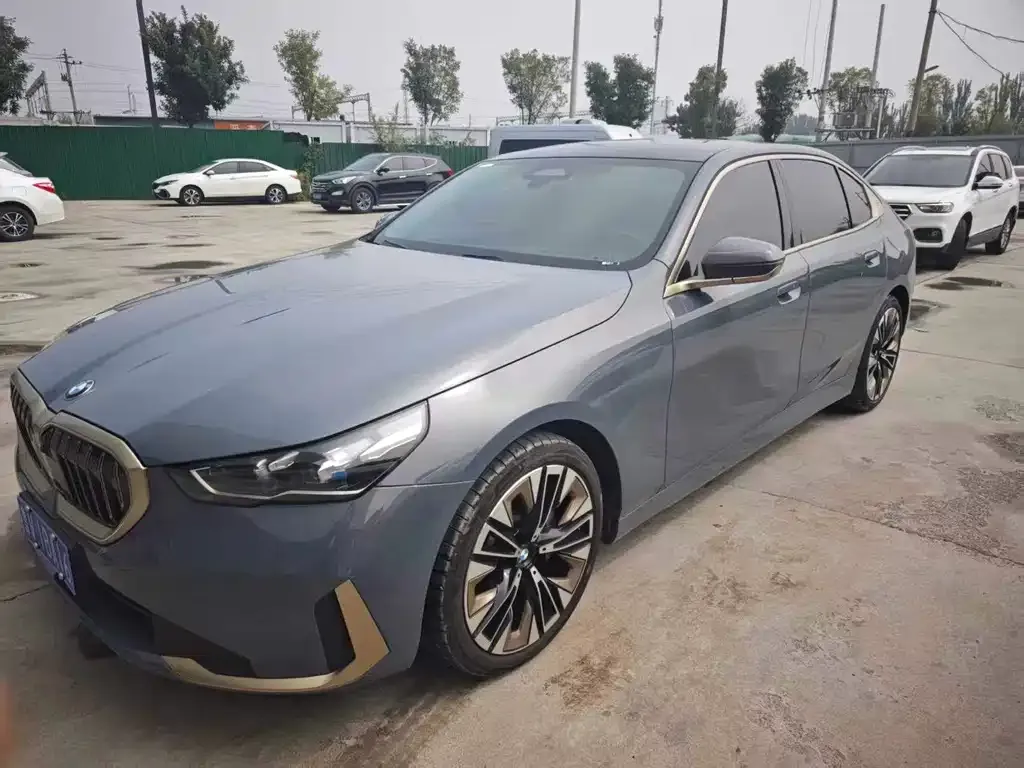 BMW 5 Series — фото 1