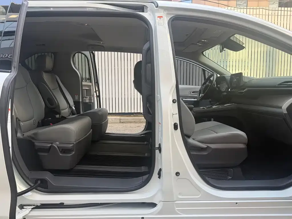 Toyota Granvia — фото 4