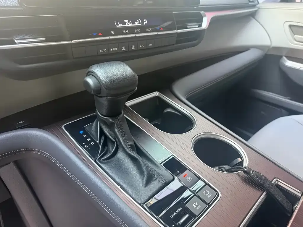 Toyota Granvia — фото 9