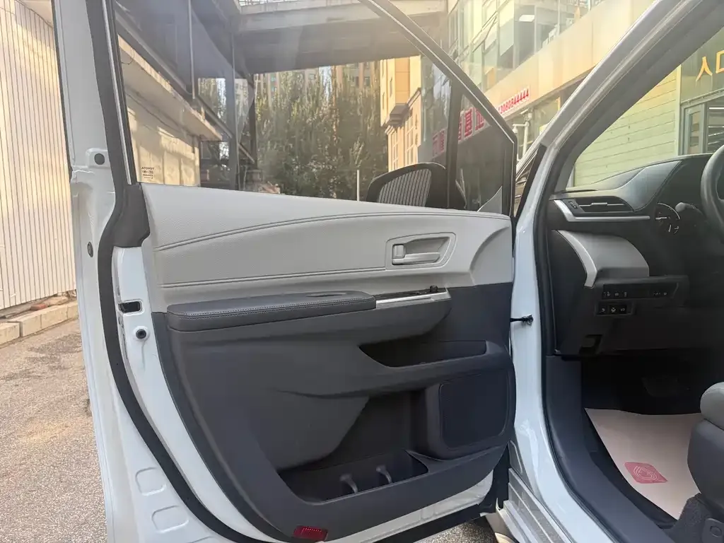 Toyota Granvia — фото 8