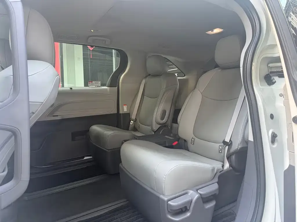 Toyota Granvia — фото 2