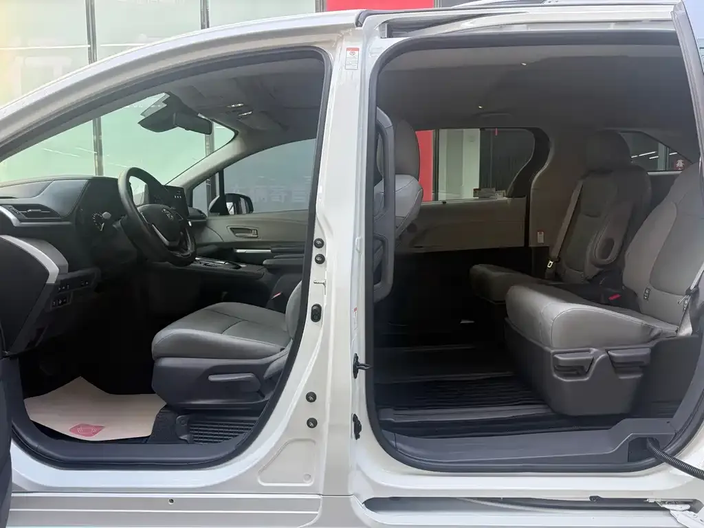 Toyota Granvia — фото 10