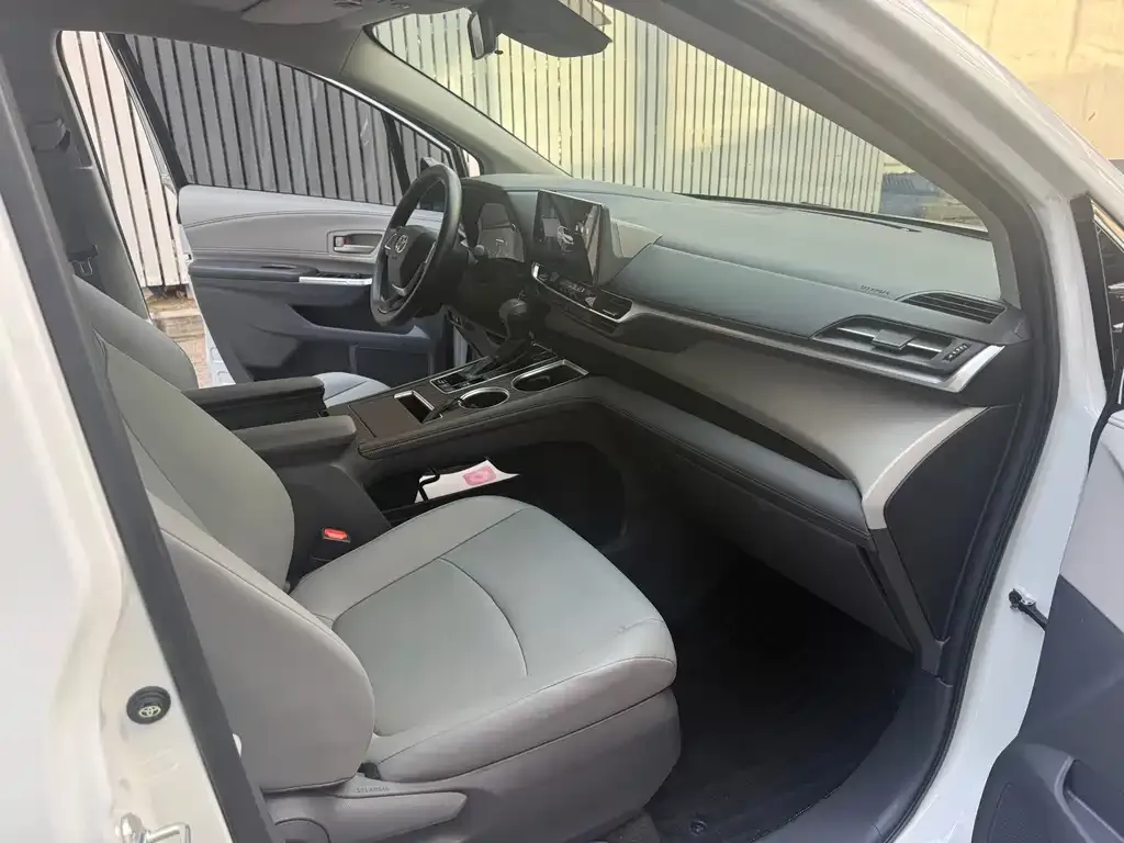 Toyota Granvia — фото 7