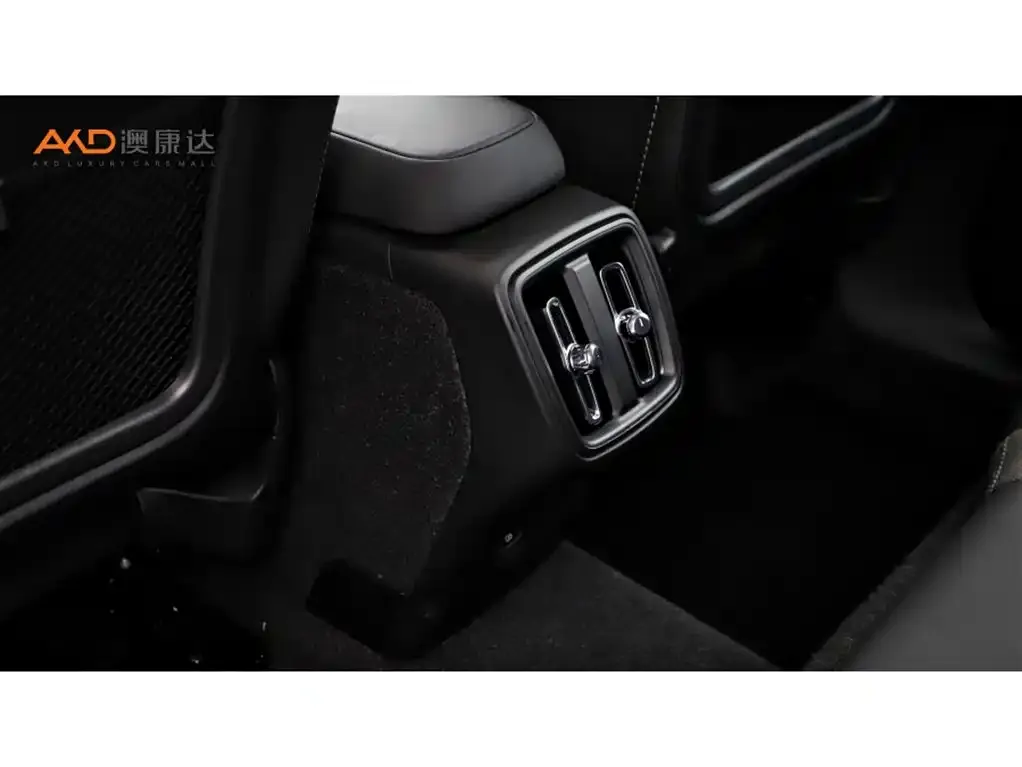 Volvo XC40 — фото 9