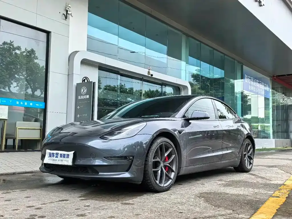Tesla Model 3 — фото 1