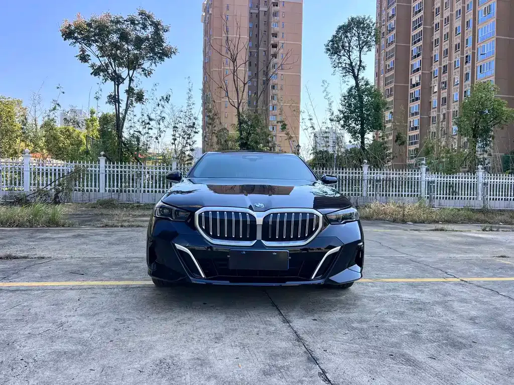 BMW 5 Series — фото 1