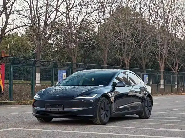 Tesla Model 3 — фото 1