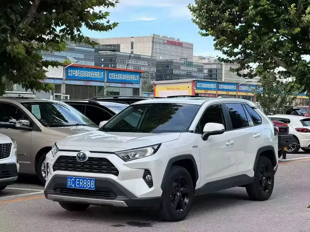 Toyota RAV4 — фото 1