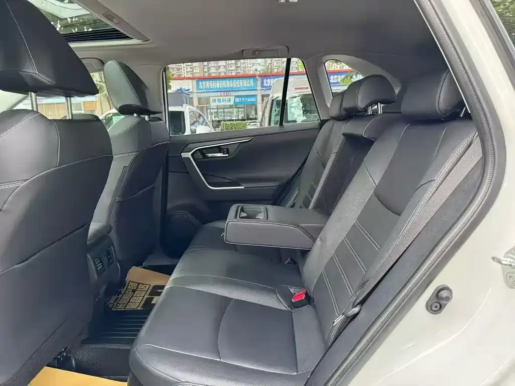 Toyota RAV4 — фото 2