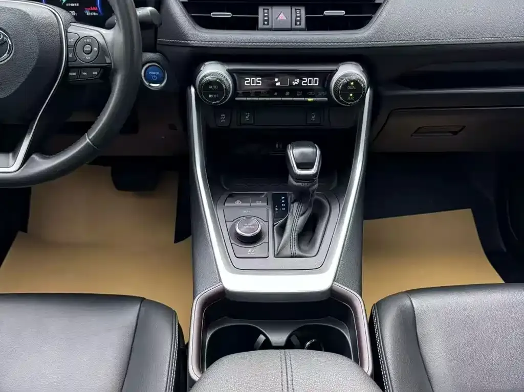 Toyota RAV4 — фото 6