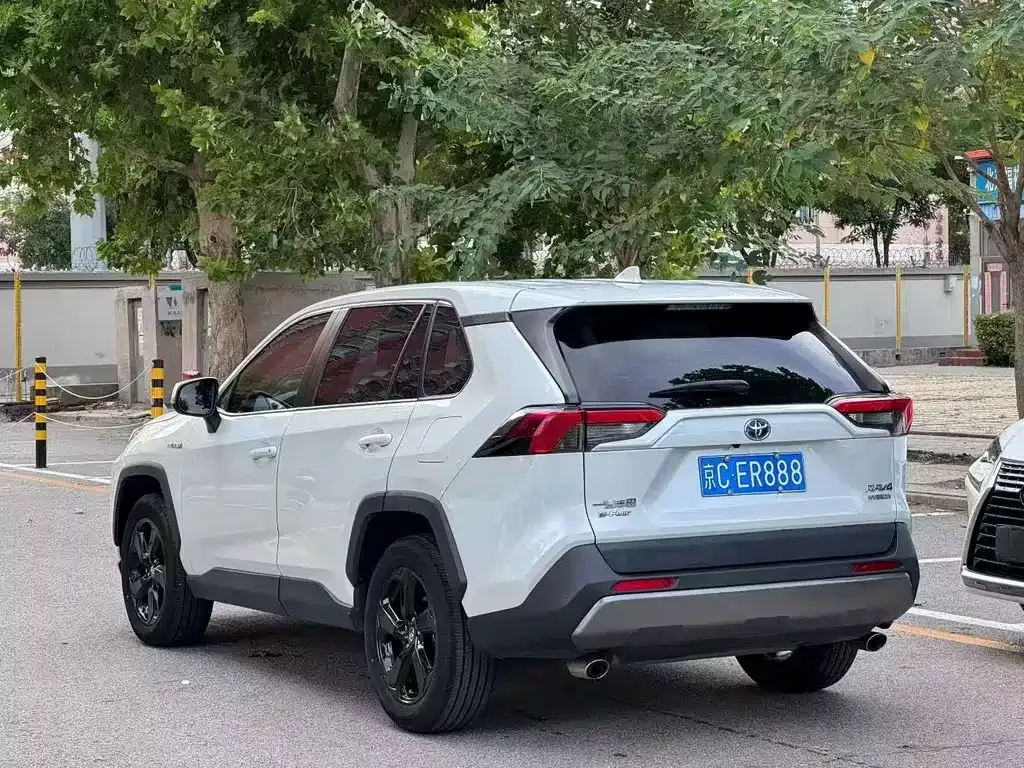 Toyota RAV4 — фото 9