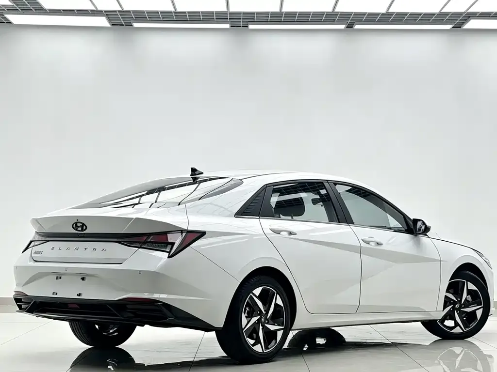 Hyundai Elantra — фото 2