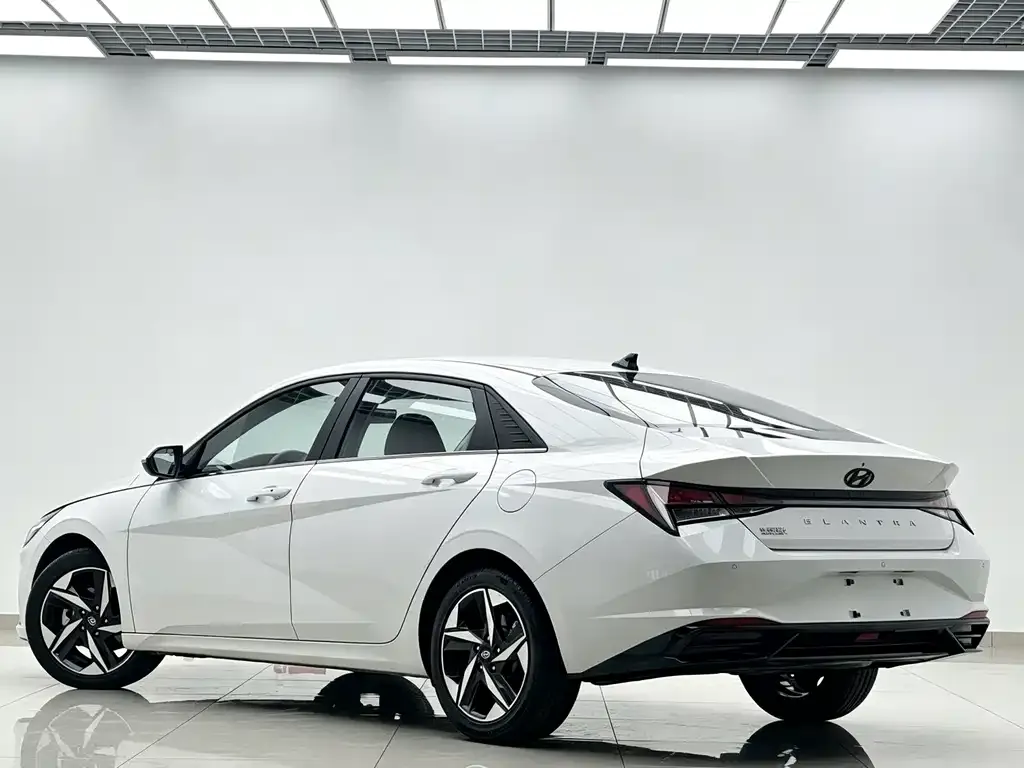 Hyundai Elantra — фото 10