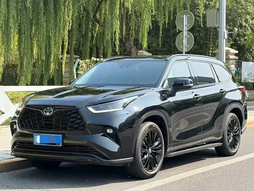 Toyota Highlander — фото 1