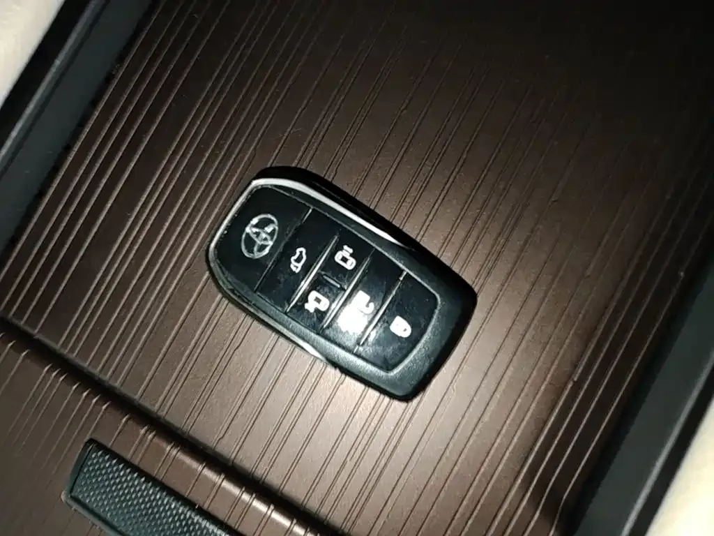 Toyota Granvia — фото 2