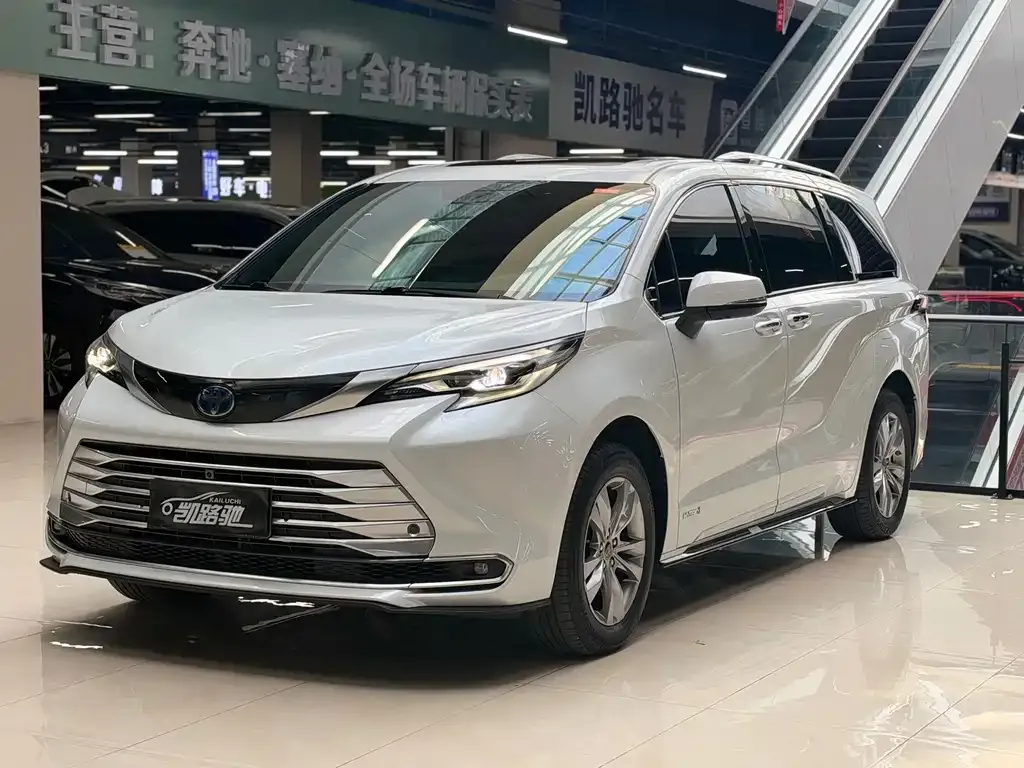 Toyota Sienna — фото 1
