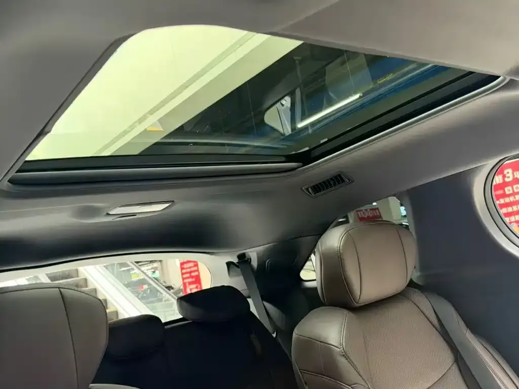 Toyota Sienna — фото 2