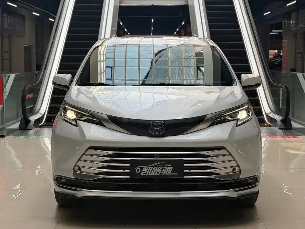 Toyota Sienna — фото 9