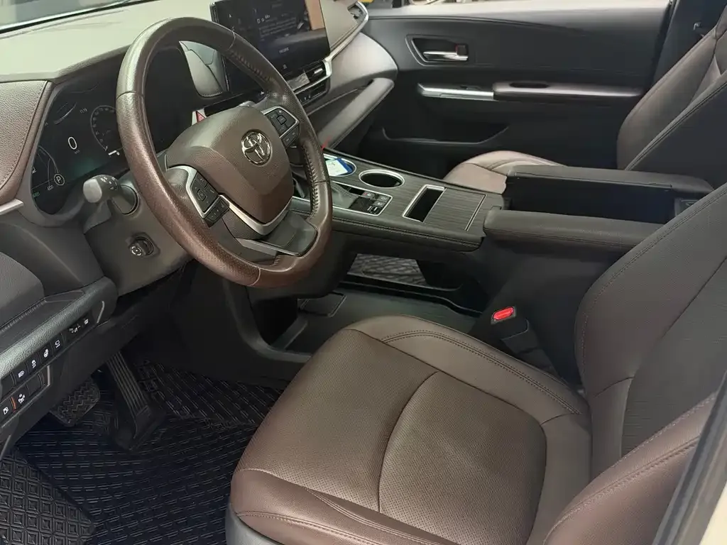 Toyota Sienna — фото 3
