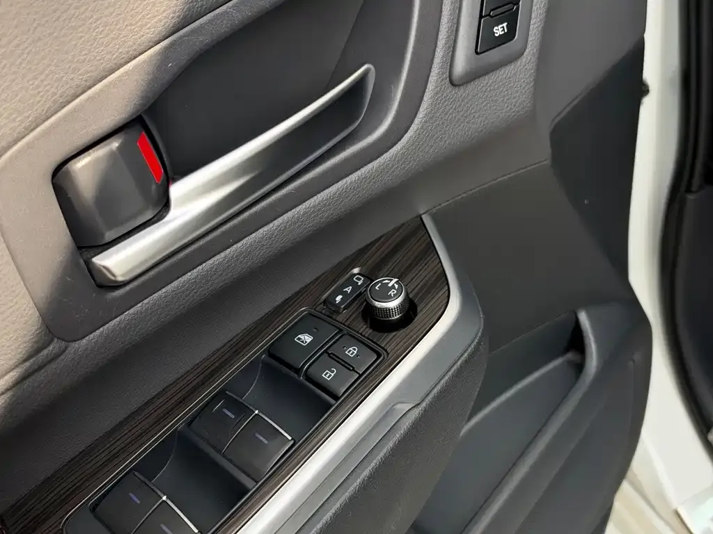 Toyota Sienna — фото 10