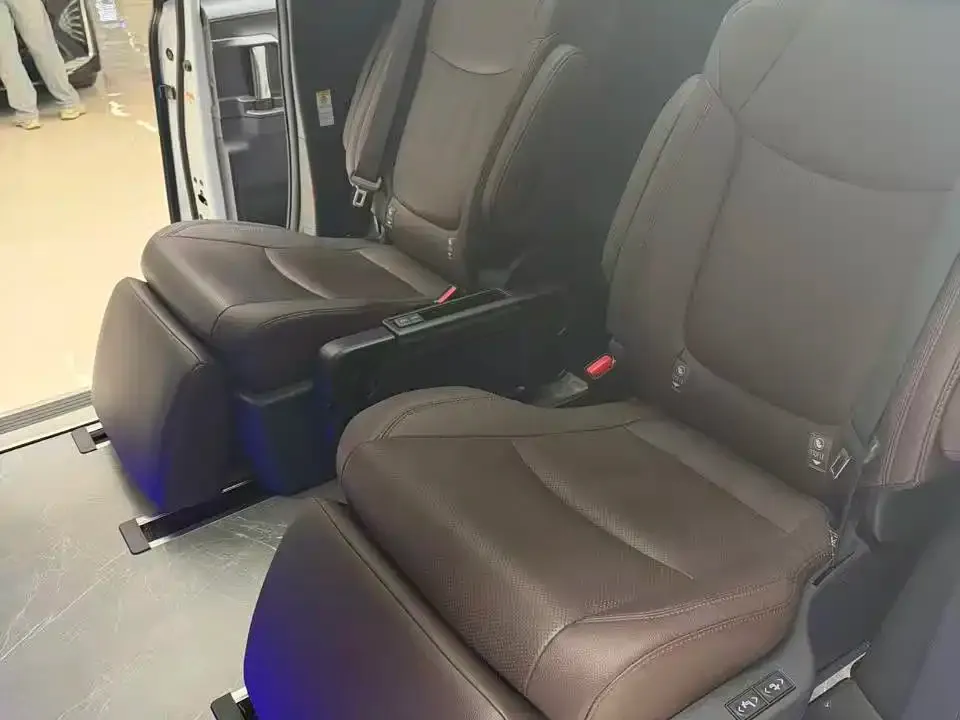 Toyota Sienna — фото 4