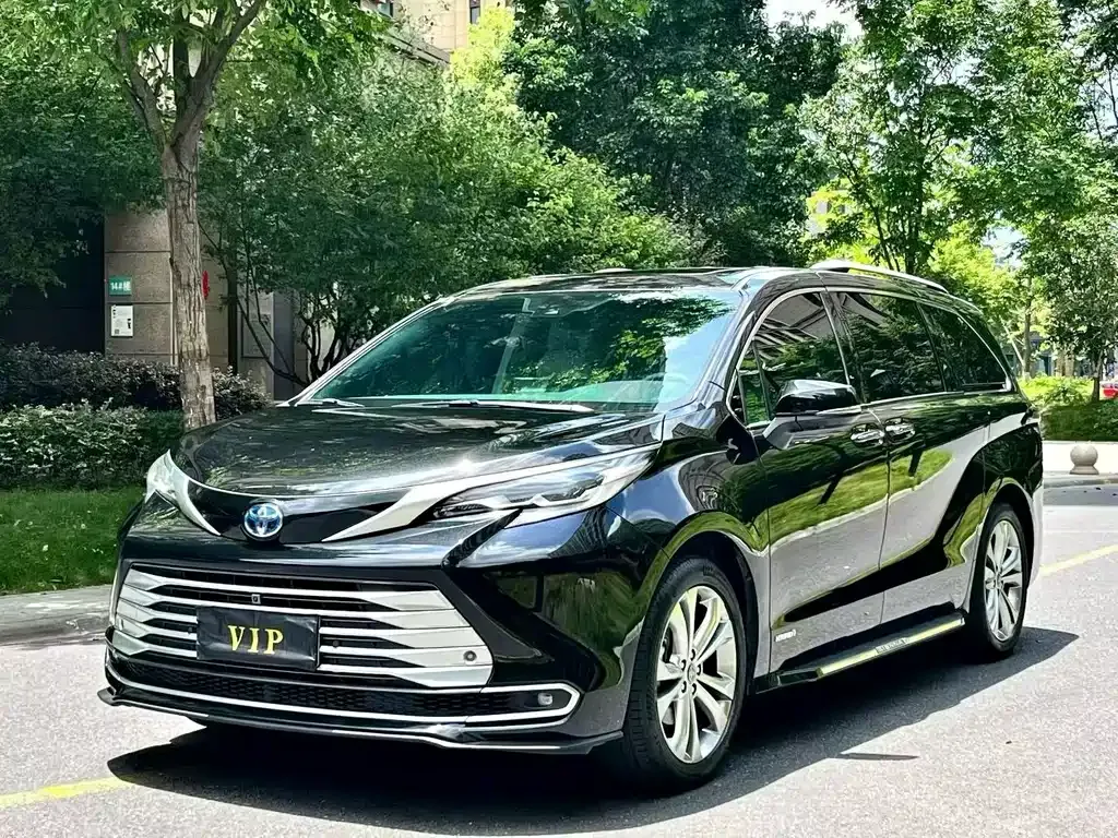 Toyota Sienna — фото 1