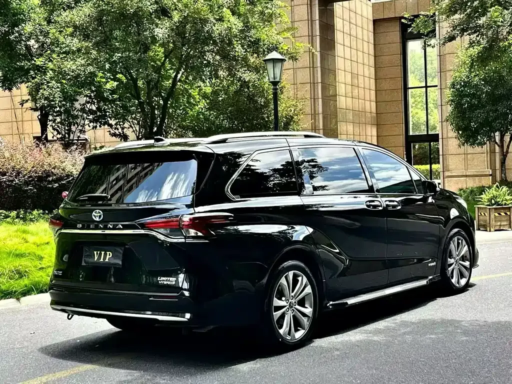 Toyota Sienna — фото 8