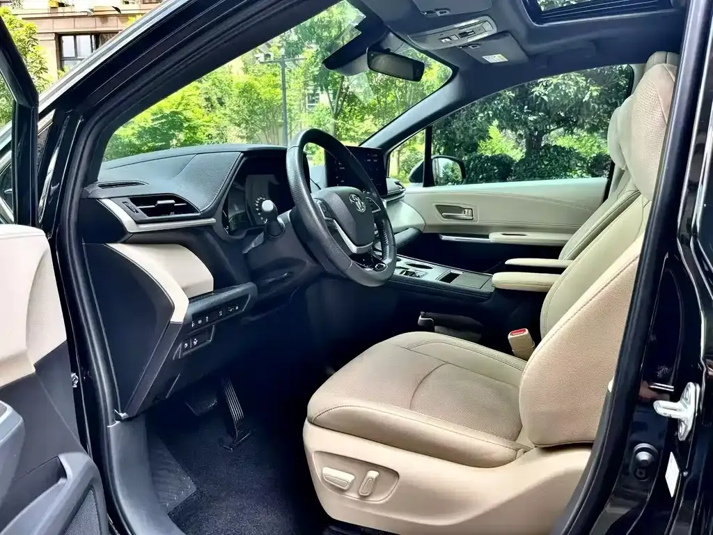 Toyota Sienna — фото 2