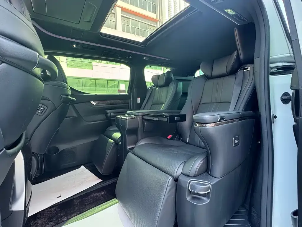 Toyota Alphard — фото 5
