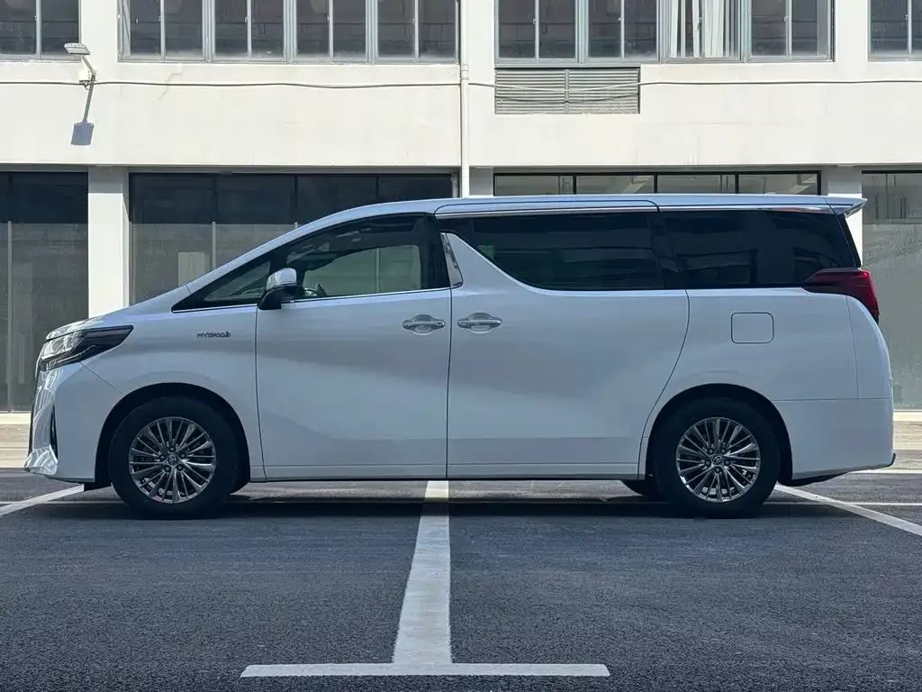 Toyota Alphard — фото 6
