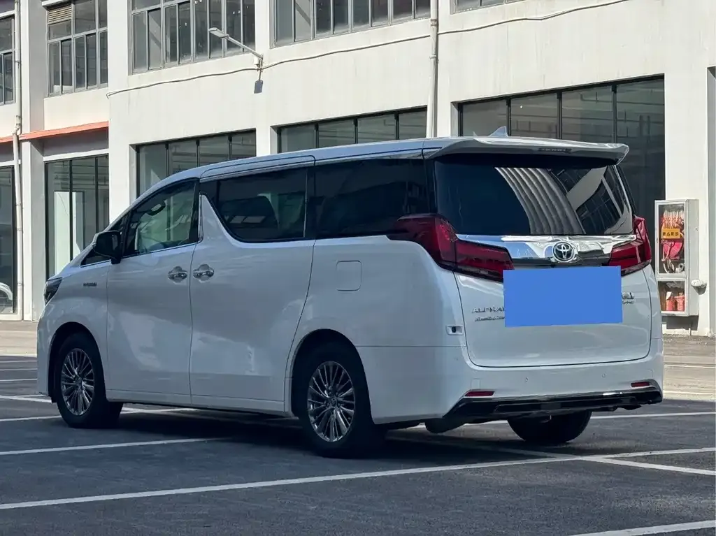 Toyota Alphard — фото 9