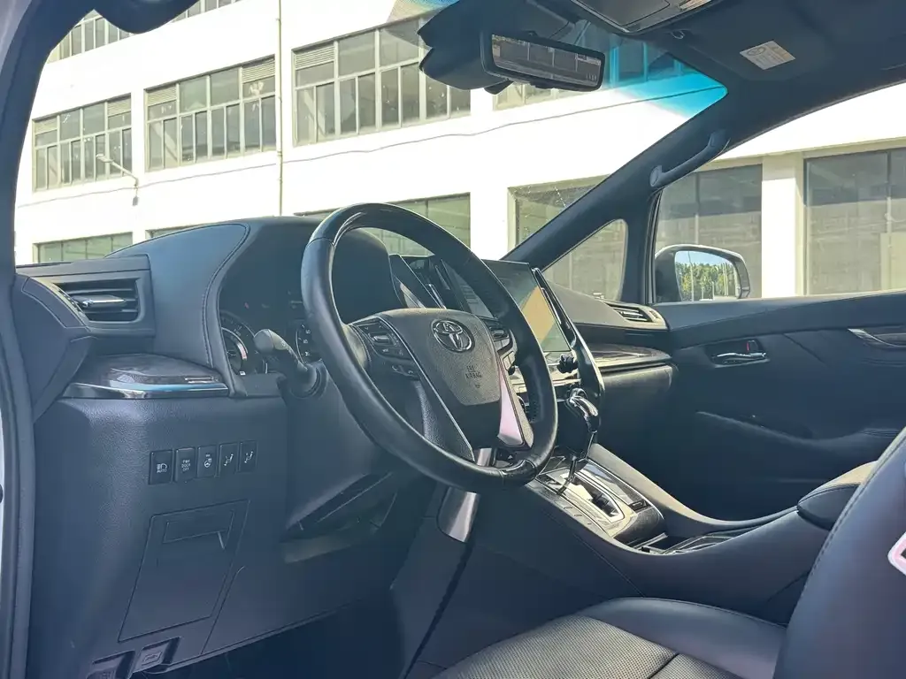 Toyota Alphard — фото 7