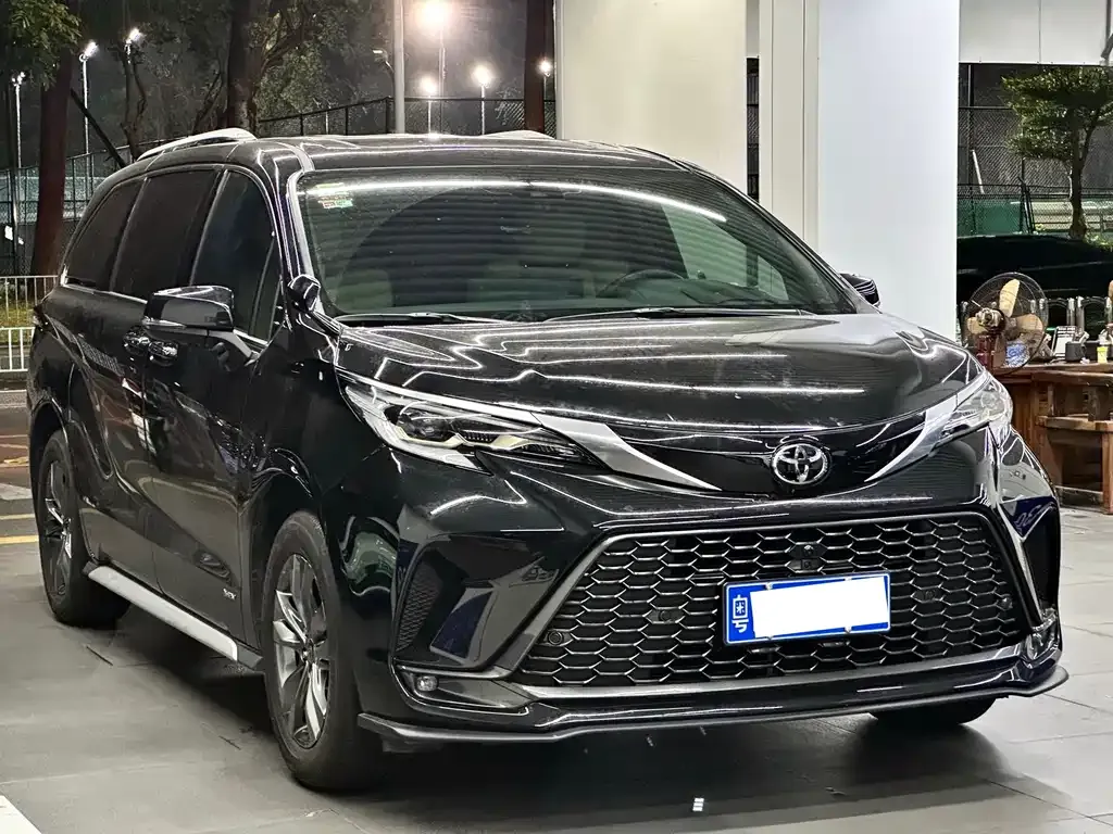 Toyota Granvia — фото 1